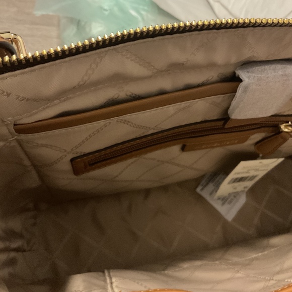 NEW Michael Kors Voyager Tote In Brown & Acorn - Picture 10 of 10